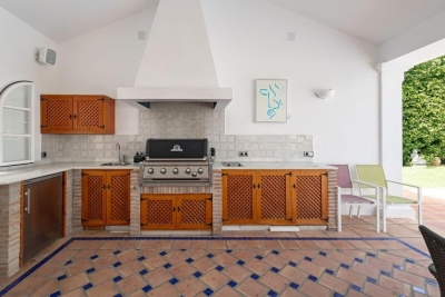 Luxury 2-Bed Retreat with Private Pool in Marbella