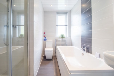 4 Bedrooms with driveway - Ideal for contractors
