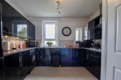 4 Bedrooms with driveway - Ideal for contractors