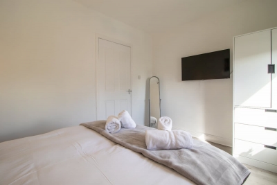 4 Bedrooms with driveway - Ideal for contractors