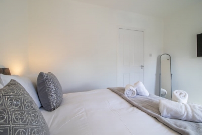 4 Bedrooms with driveway - Ideal for contractors