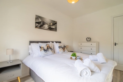 4 Bedrooms with driveway - Ideal for contractors
