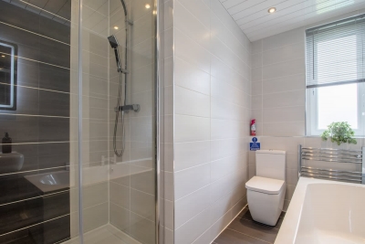 4 Bedrooms with driveway - Ideal for contractors