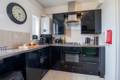 4 Bedrooms with driveway - Ideal for contractors