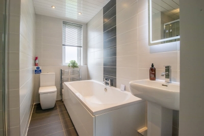4 Bedrooms with driveway - Ideal for contractors