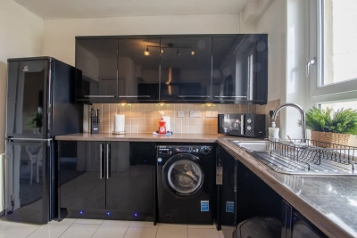 4 Bedrooms with driveway - Ideal for contractors
