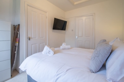 4 Bedrooms with driveway - Ideal for contractors