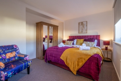 The Bridge- 3 Bedrooms in Coatbridge with Driveway