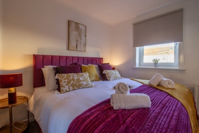 The Bridge- 3 Bedrooms in Coatbridge with Driveway