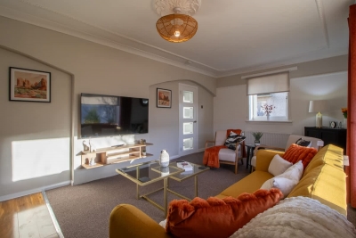 The Bridge- 3 Bedrooms in Coatbridge with Driveway
