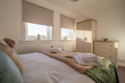 The Bridge- 3 Bedrooms in Coatbridge with Driveway