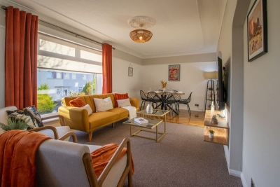 The Bridge- 3 Bedrooms in Coatbridge with Driveway