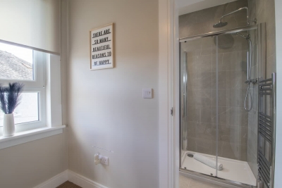 Sleeps 5 with walk in Shower, Rutherglen - Glasgow