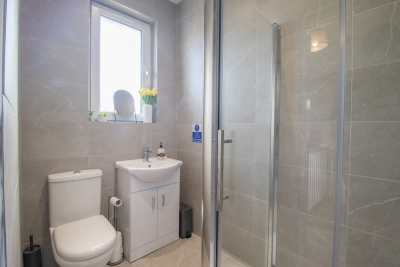 Sleeps 5 with walk in Shower, Rutherglen - Glasgow