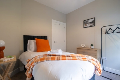 Sleeps 5 with walk in Shower, Rutherglen - Glasgow