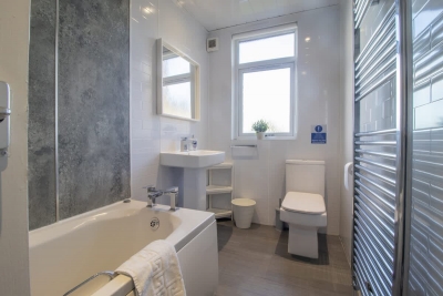 Ashgrove House - 3 bedroom in Coatbridge