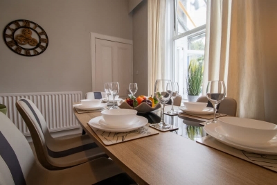 Cairnhill House - 3 Bed House in Central Airdrie