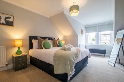Cairnhill House - 3 Bed House in Central Airdrie