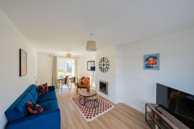Derry House - spacious 3 bed house with driveway