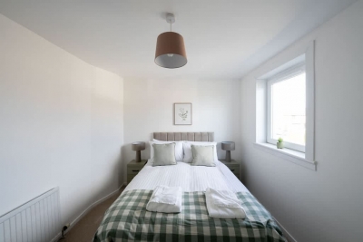 Derry House - spacious 3 bed house with driveway