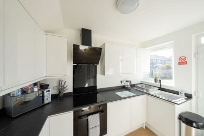 Derry House - spacious 3 bed house with driveway