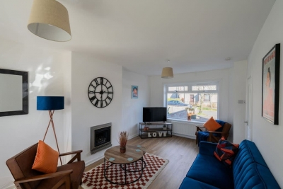 Derry House - spacious 3 bed house with driveway