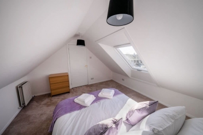 Derry House - spacious 3 bed house with driveway
