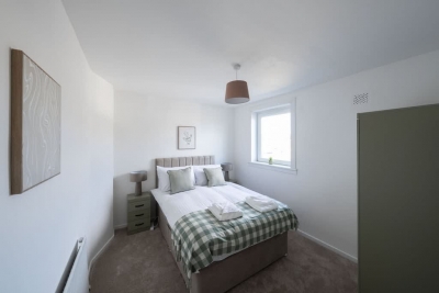 Derry House - spacious 3 bed house with driveway