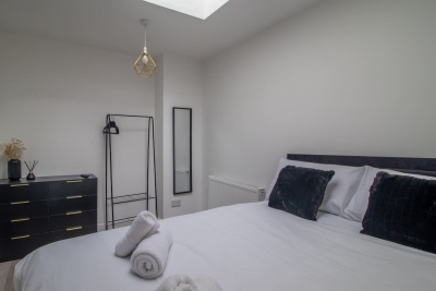 The Larky - Modern 2 Bed Cottage in Larkhall