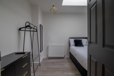 The Larky - Modern 2 Bed Cottage in Larkhall
