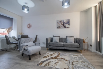 The Larky - Modern 2 Bed Cottage in Larkhall