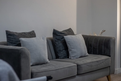 The Larky - Modern 2 Bed Cottage in Larkhall