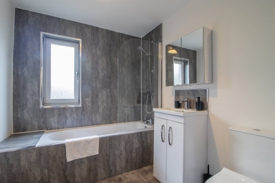 The Larky - Modern 2 Bed Cottage in Larkhall