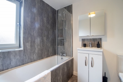 The Larky - Modern 2 Bed Cottage in Larkhall