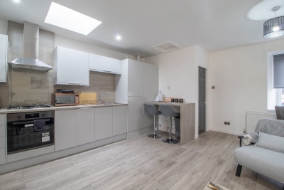 The Larky - Modern 2 Bed Cottage in Larkhall