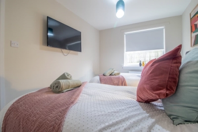 Hawick House - Stylish 2-Bed in Coatbridge.