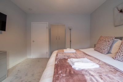 Kerr Apartment - Spacious 4-Bed Flat in Hamilton