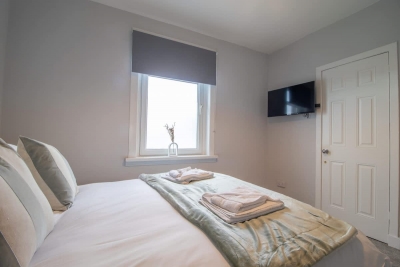 Kerr Apartment - Spacious 4-Bed Flat in Hamilton