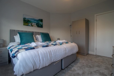 Kerr Apartment - Spacious 4-Bed Flat in Hamilton