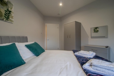 Kerr Apartment - Spacious 4-Bed Flat in Hamilton
