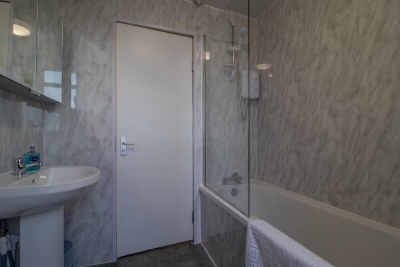 Kerr Apartment - Spacious 4-Bed Flat in Hamilton