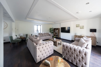 Woodside Barn-7-Bed with Hot Tub/Cinema/Games Room