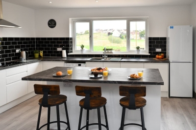 Diamond House - 4 Bed in Airdrie. Close to Glasgow