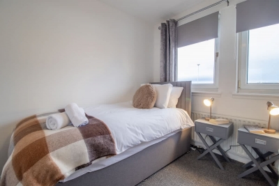 Park View - 2 bed flat with parking in Motherwell