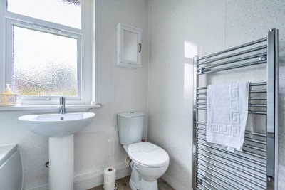 Millfield House -2 Bed in Motherwell near Motorway