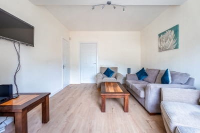 Millfield House -2 Bed in Motherwell near Motorway