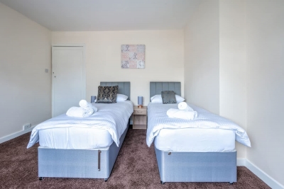 Millfield House -2 Bed in Motherwell near Motorway