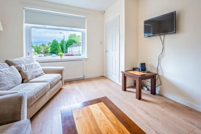 Millfield House -2 Bed in Motherwell near Motorway