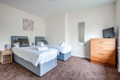 Millfield House -2 Bed in Motherwell near Motorway