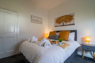 Bella House| Fresh 3 Bed Apt in Glasgow | Sleeps 5